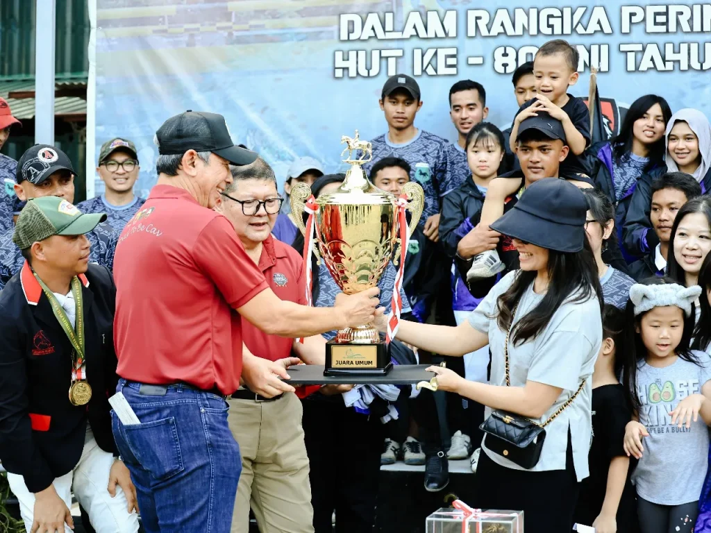 Penyerahan piala juara umum kejurnas equestrian 2025