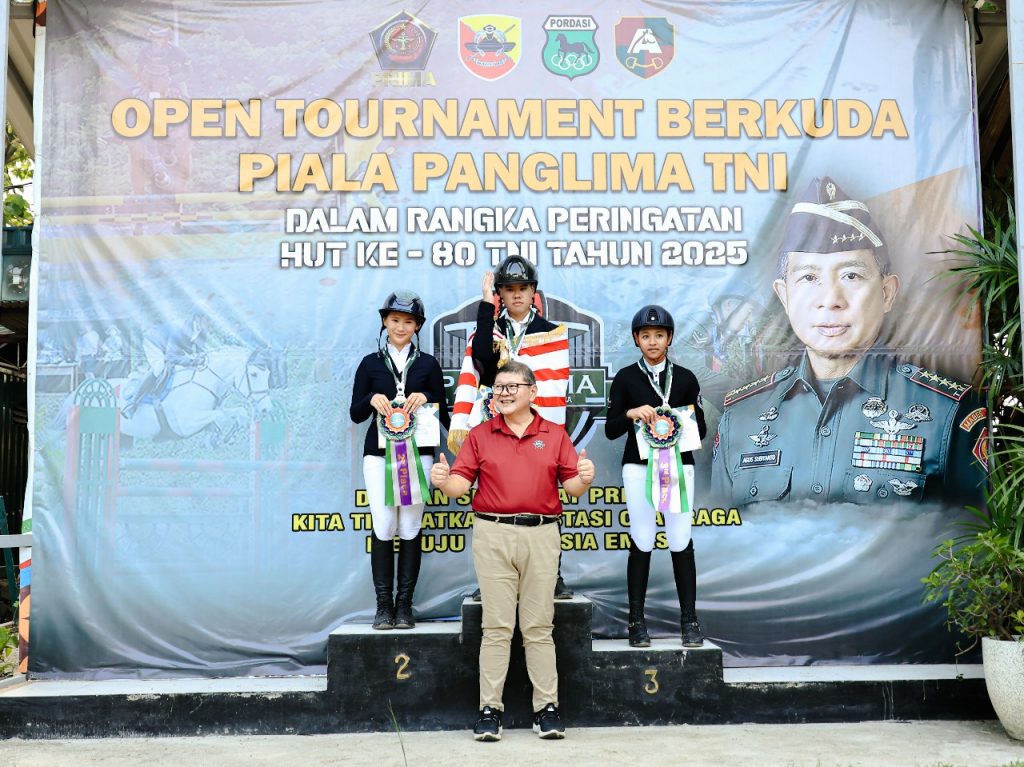Podium show jumping perseorangan 110 cm U18 (minggu)